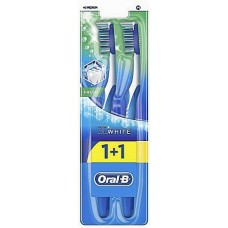 Зубная щетка Oral-B 3D White Свежесть средняя жесткость 1+1 шт